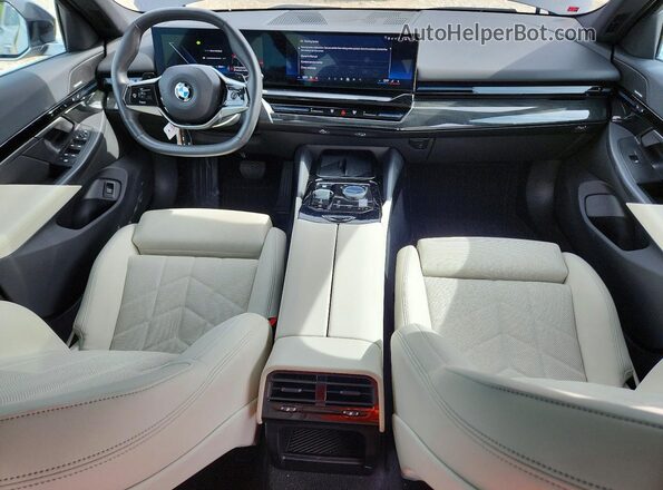 WBA43FJ04RCS78094 2024 BMW 5 SERIES Gray Вид панелі приладів