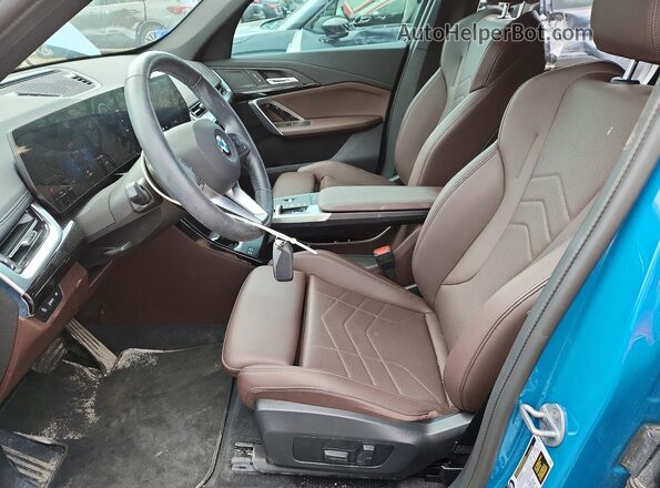 WBX73EF00S5140956 2025 BMW X1 Blue წინა სალონის ხედი