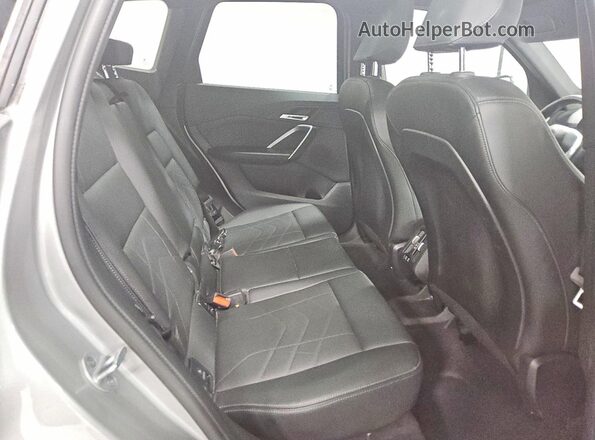 WBX73EF00S5227384 2025 BMW X1 Silver Vista interior trasera