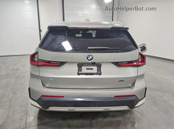 WBX73EF00S5227384 2025 BMW X1 Silver Vista trasera