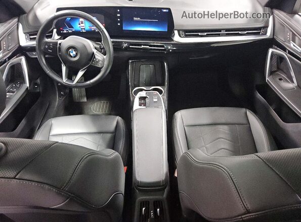 WBX73EF00S5227384 2025 BMW X1 Silver Vista del salpicadero