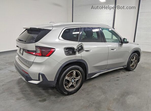 WBX73EF00S5227384 2025 BMW X1 Silver Trasero derecho