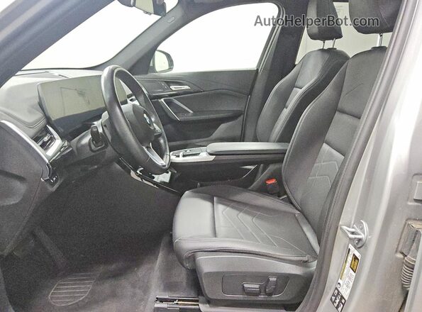 WBX73EF00S5227384 2025 BMW X1 Silver Vista interior delantera