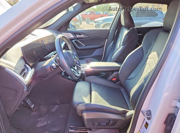 WBX73EF01P5X15802 2023 BMW X1 White Vista interior delantera