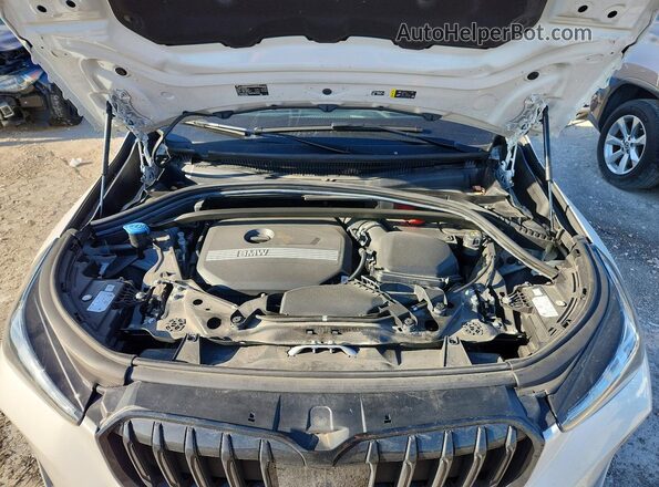 WBX73EF01P5X15802 2023 BMW X1 White Vista del compartimento del motor