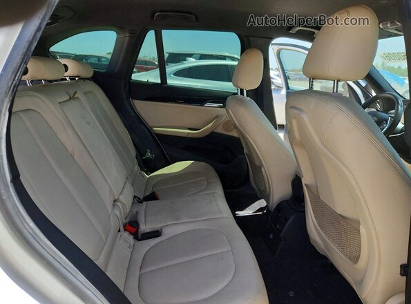 WBXHT3C33G5F67372 2016 BMW X1 White Rear seats view