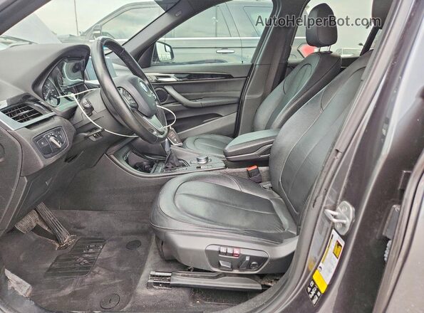 WBXHT3C38H5F81981 2017 BMW X1 Gray Front interior view