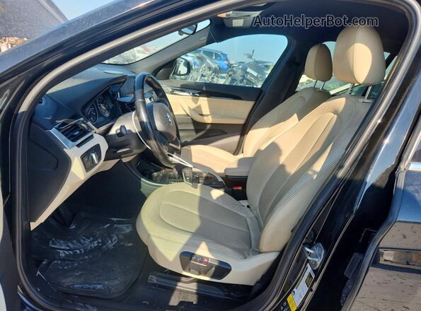 WBXHT3C38J5F91772 2018 BMW X1 Черный Вид салона спереди