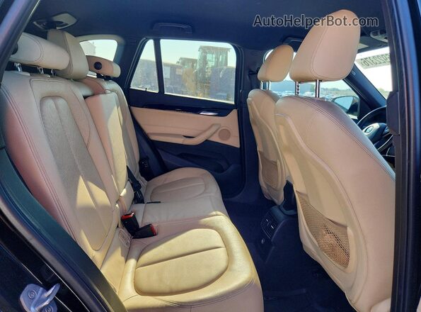 WBXHT3C38J5F91772 2018 BMW X1 Черный Вид задней части салона