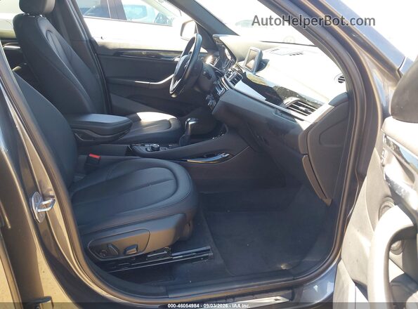 WBXHT3Z32G4A49895 2016 BMW X1 Gray წინა სალონის ხედი