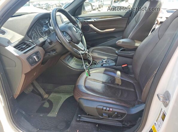 WBXHT3Z35H4A65557 2017 BMW X1 White წინა სალონის ხედი