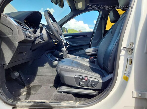 WBXHU7C52K3H45072 2019 BMW X1 White Սալոնի դիմացի տեսք
