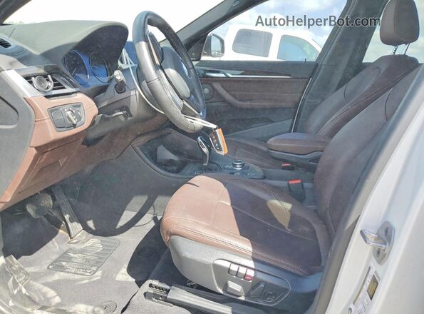 WBXJG7C04M5S69375 2021 BMW X1 White Вид салону спереду