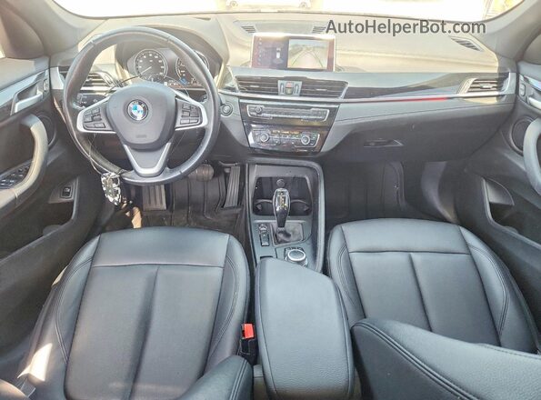WBXJG7C07M5T35644 2021 BMW X1 Black Առջևի վահանակի տեսք