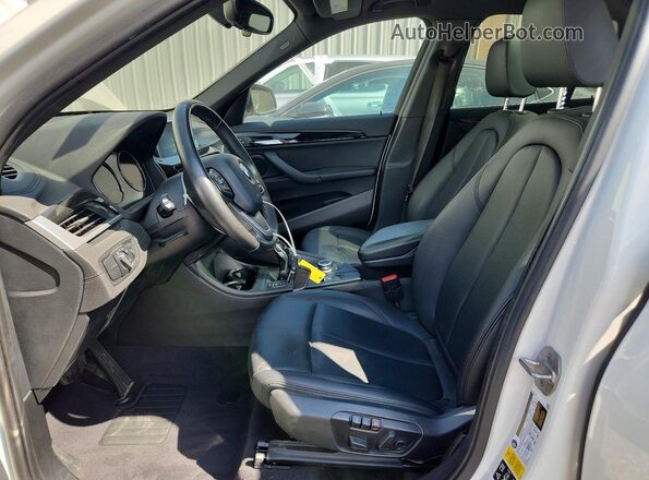 WBXJG9C01N5V52443 2022 BMW X1 White Front interior view