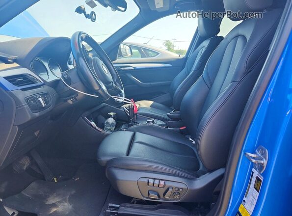 WBXJG9C02M5S97302 2021 BMW X1 Blue Vista interior delantera