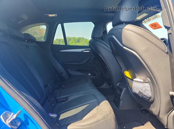 WBXJG9C02M5S97302 2021 BMW X1 Blue Vista interior trasera