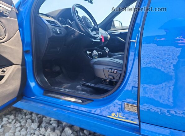 WBXJG9C02M5S97302 2021 BMW X1 Blue Vista de la etiqueta del VIN