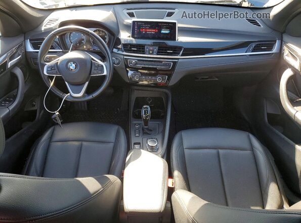 WBXJG9C02M5T40942 2021 BMW X1 Gray Առջևի վահանակի տեսք