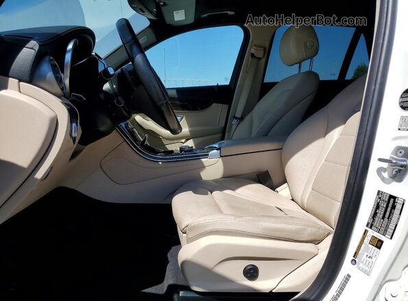 WDC0G4JB9HF245143 2017 MERCEDES-BENZ GLC-CLASS White Вид салону спереду