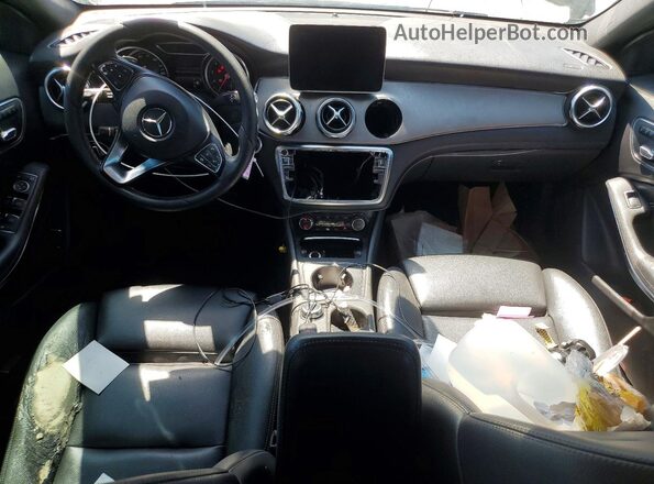 WDCTG4EB3JJ446501 2018 MERCEDES-BENZ GLA Black Widok deski rozdzielczej