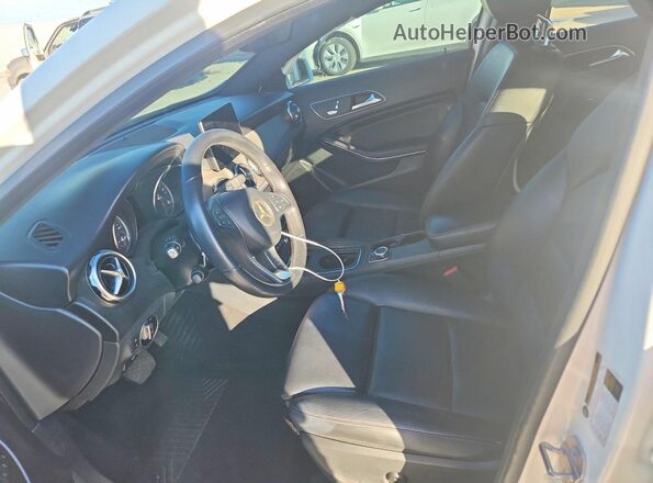 WDCTG4EB4KJ550688 2019 MERCEDES-BENZ GLA White Вид салону спереду