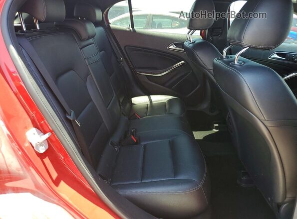 WDCTG4EBXHJ337706 2017 MERCEDES-BENZ GLA Красный Вид задних сидений
