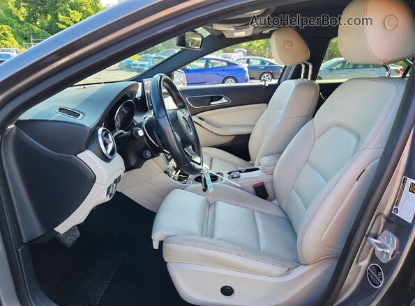 WDCTG4GB1HJ288506 2017 MERCEDES-BENZ GLA Gray Widok wnętrza z przodu