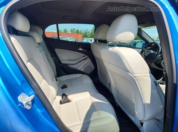WDCTG4GB5GJ270475 2016 MERCEDES-BENZ GLA Blue Widok tylnych siedzeń