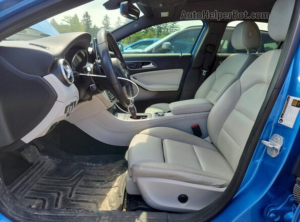 WDCTG4GB5GJ270475 2016 MERCEDES-BENZ GLA Blue Widok wnętrza z przodu