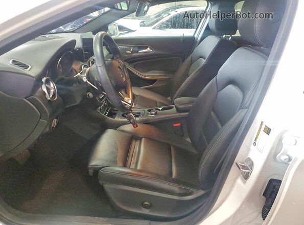 WDCTG4GB6KU020041 2019 MERCEDES-BENZ GLA White წინა სალონის ხედი