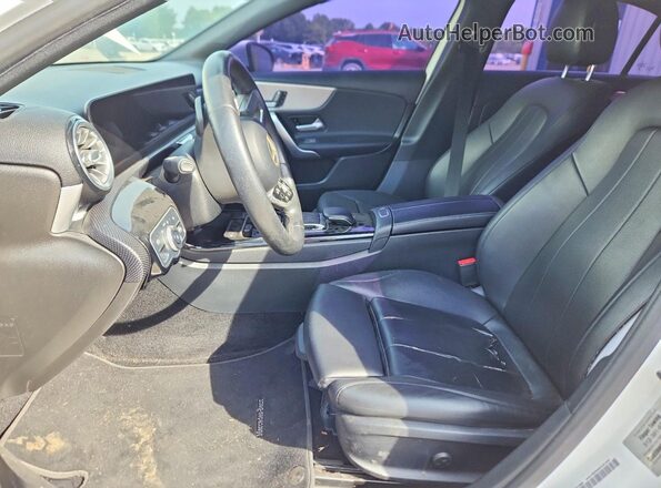 WDD3G4EB7KW000724 2019 MERCEDES-BENZ A White Вид салону спереду