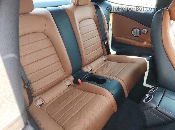 WDDWJ4JB1JF637966 2018 MERCEDES-BENZ C Red Widok tylnych siedzeń