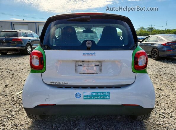 WMEFJ9BAXJK247129 2018 SMART FORTWO Белый Вид сзади