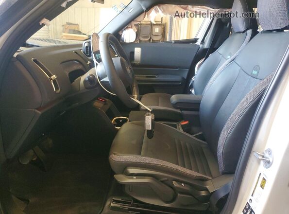 WMZ23GA09V7V63070 2027 MINI COUNTRYMAN Белый Вид салона спереди