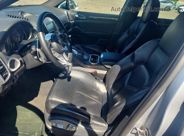 WP1AA2A24GLA03956 2016 PORSCHE CAYENNE Silver Front interior view