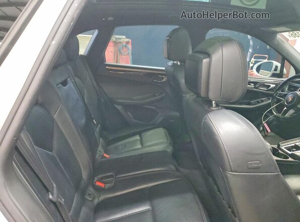 WP1AA2A57HLB08065 2017 PORSCHE MACAN White Вид задньої частини салону