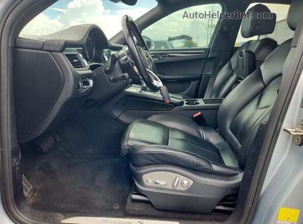 WP1AB2A52JLB35502 2018 PORSCHE MACAN Silver Front interior view