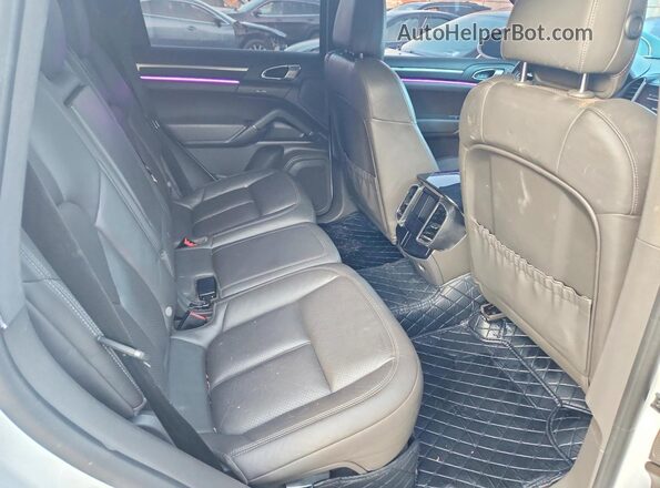 WP1AE2A25HLA71480 2017 PORSCHE CAYENNE White Вид задньої частини салону
