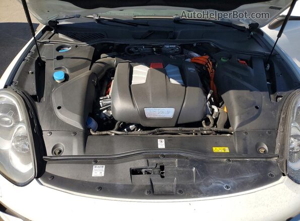 WP1AE2A27HLA75689 2017 PORSCHE CAYENNE White ძრავის განყოფილების ხედი