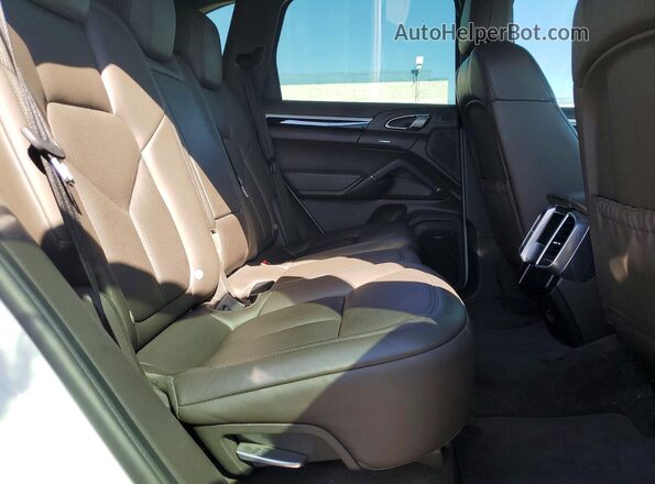 WP1AE2A27HLA75689 2017 PORSCHE CAYENNE White უკანა სალონის ხედი