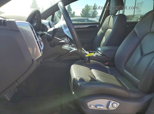 WP1AE2A27HLA75689 2017 PORSCHE CAYENNE White წინა სალონის ხედი