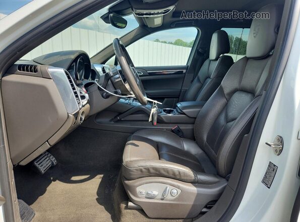WP1AE2A2XHLA68929 2017 PORSCHE CAYENNE White Front interior view