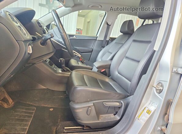 WVGBV7AX0GW604486 2016 VOLKSWAGEN TIGUAN Серебряный Вид салона спереди