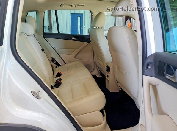 WVGBV7AX4GW585649 2016 VOLKSWAGEN TIGUAN White Vista interior trasera