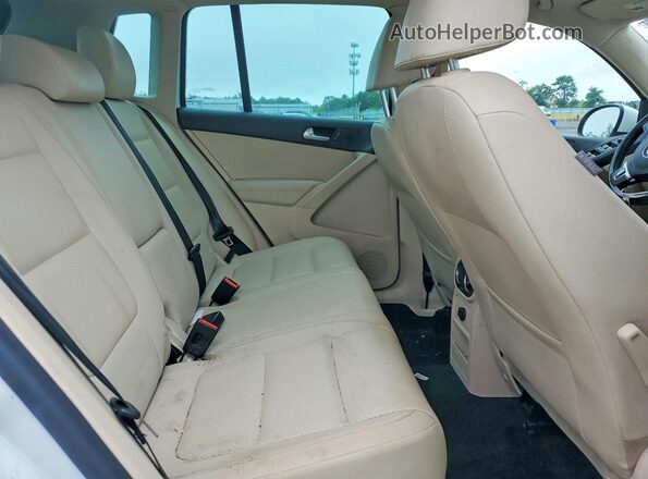 WVGSV7AX5HK022442 2017 VOLKSWAGEN TIGUAN Белый Вид задних сидений