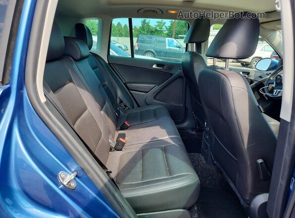 WVGSV7AX6HK006914 2017 VOLKSWAGEN TIGUAN Blue Вид задньої частини салону