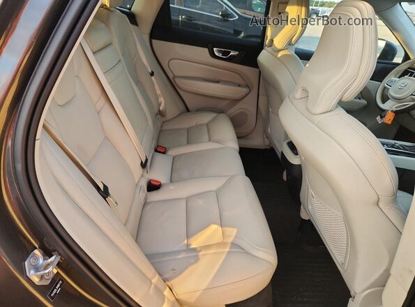 YV4102DL3M1887210 2021 VOLVO XC60 Brown უკანა სალონის ხედი