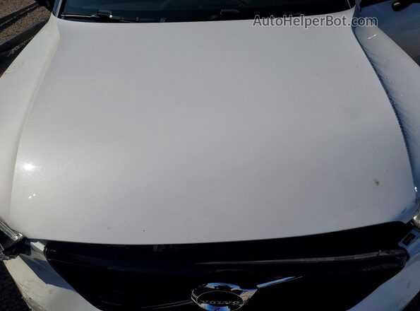 YV4162UM1M2616857 2021 VOLVO XC40 White Engine compartment view