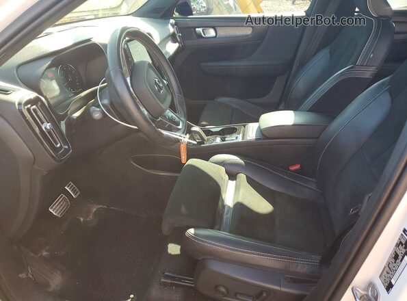 YV4162UM1M2616857 2021 VOLVO XC40 White Front interior view
